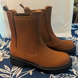 WuORWu women's 7.5 camel brown Chelsea boots with side stretch NEW